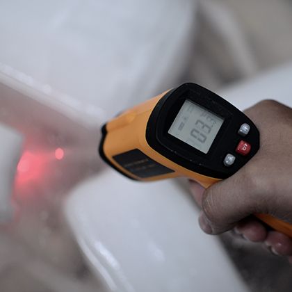 Termômetro infravermelho medindo a temperatura do produto congelado
